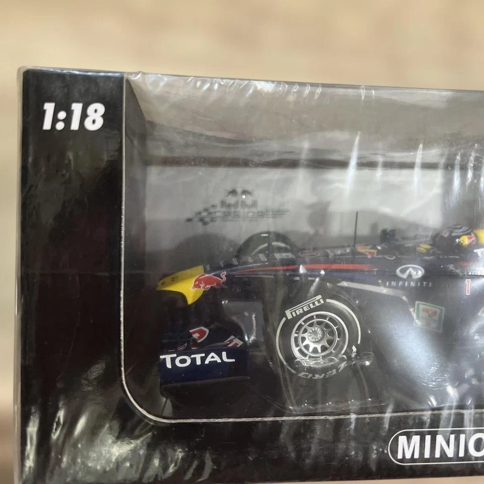MINICHAMPS 1/18 Red Bull Renault RB6 Sebastian Vettel #5 NUOVO - Immagine 3 di 4