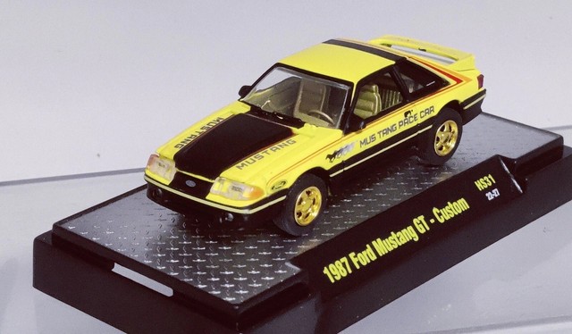 M2MACHINES - Voiture sous blister de la série MUSTANG PACE CAR - FORD Mustang...