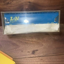 L&N 241450  ACCURAIL 3 Bay Centerflow Covered Hopper NEW HO Scale Rolling Stock