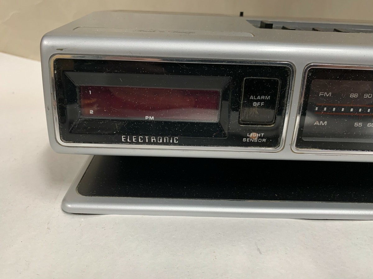 Vintage 70's Zenith R476 Dual Alarm Pedestal Wood Grain AM/FM