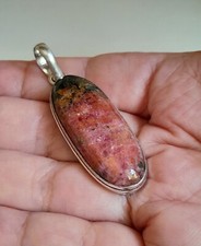Collana con rodonite rosa, ciondolo in rodocrosite naturale