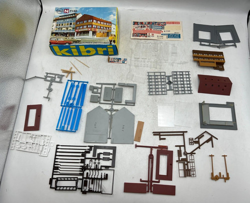 Banco Kibri escala N 7130 / edificio comercial modelo tren en tierra - *Iniciado* | Zustand: Used