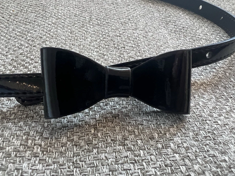 Cinturón ajustado AnnaKastle para mujer imitación charol negro con mini lazo talla M agotado Foto 4 de 4