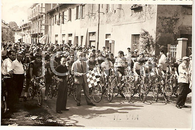 1960 OSPITALETTO DI CORMANO (MI) 2° Coppa ALDO RIVA Ciclisti pronti al via *FOT - Foto 1 di 1