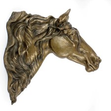 Cheval Frison I Un Cheval En Bronze Accroché Au Mur. Art-Chien