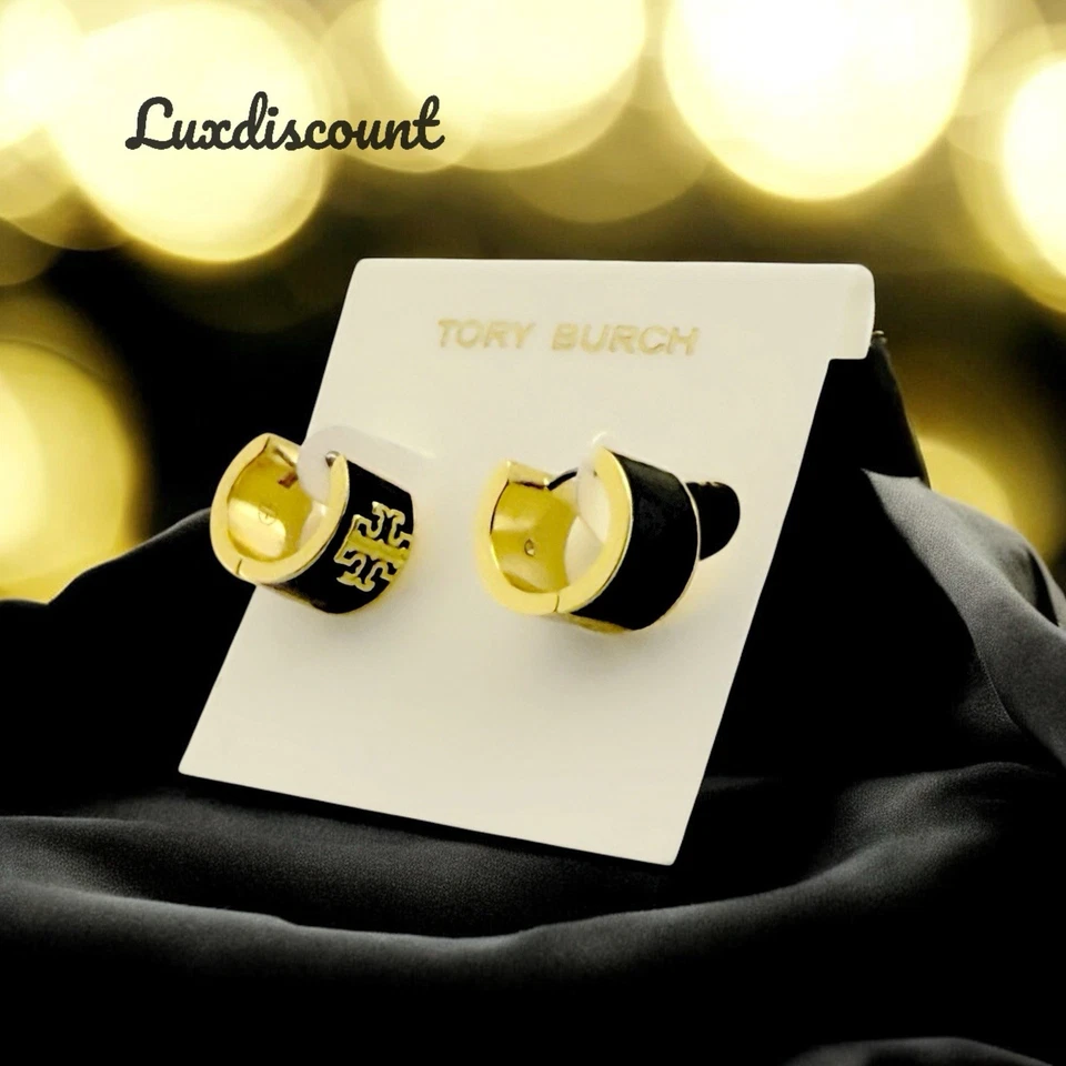 Aro ancho Huggie esmaltado Britten Tory Burch con logotipo doble T en negro Foto 4 de 4