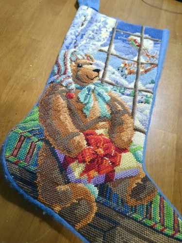 Medias de Navidad con acabado de aguja Bucilla de colección regalo para oso de peluche de Papá Noel - Imagen 3 de 6