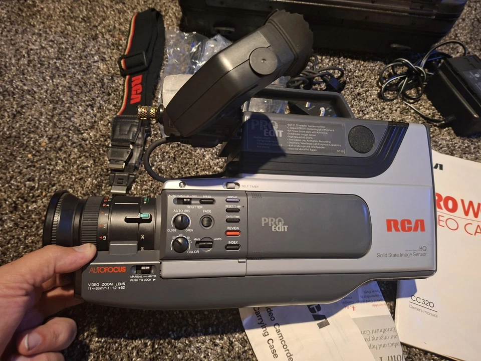 RCA ProEdit CC-320 VHS Camcorder Kit TESTED 8:1 AF Zoom *Battery Not Charging  - Image 2 of 4