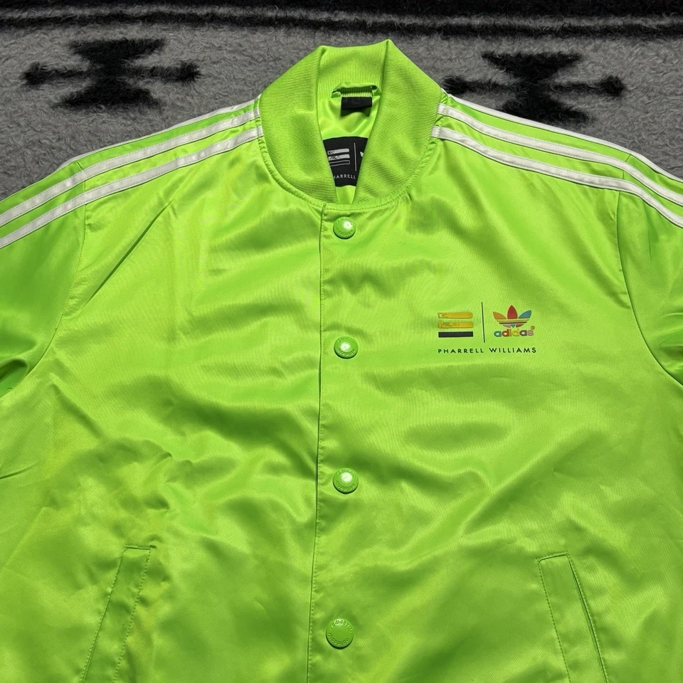 尺寸 M- Adidas Pharrell Williams 条纹缎面飞行员夹克男式绿色嘻哈 — 第 3/4 张图片