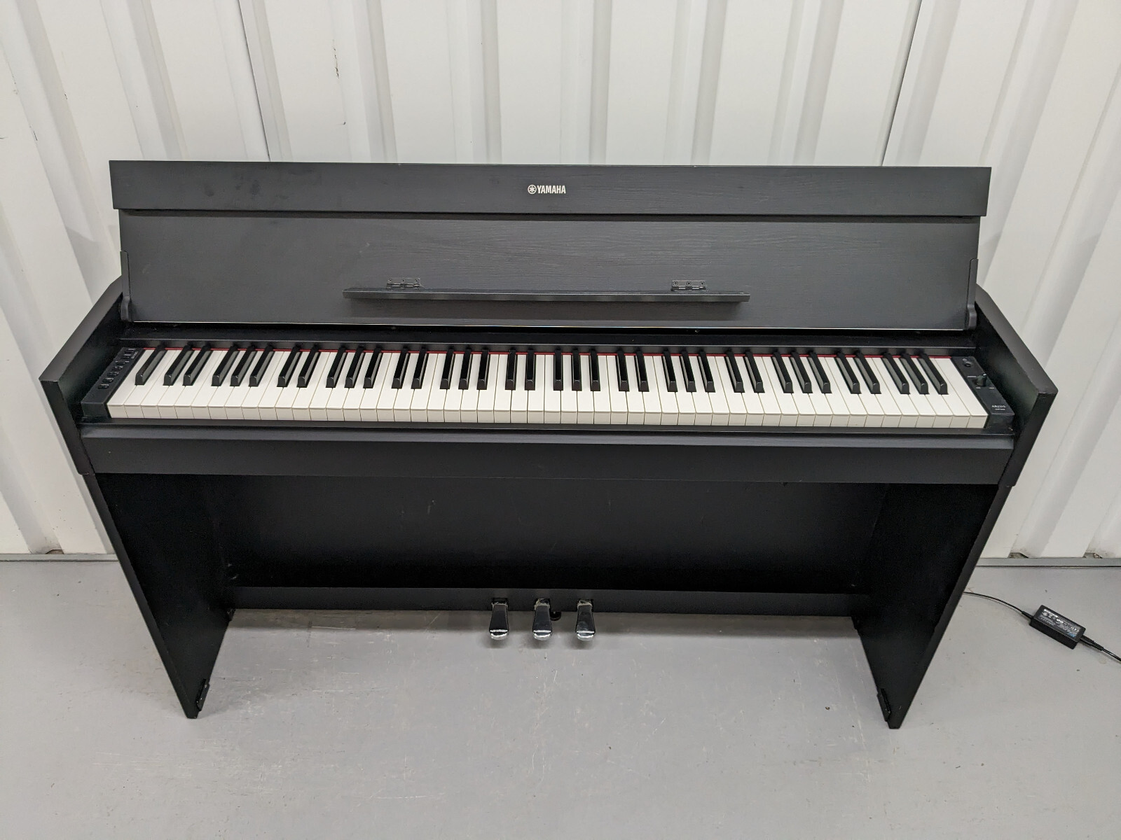Yamaha Arius YDPS52 black Digital Piano Slimline space saver stock