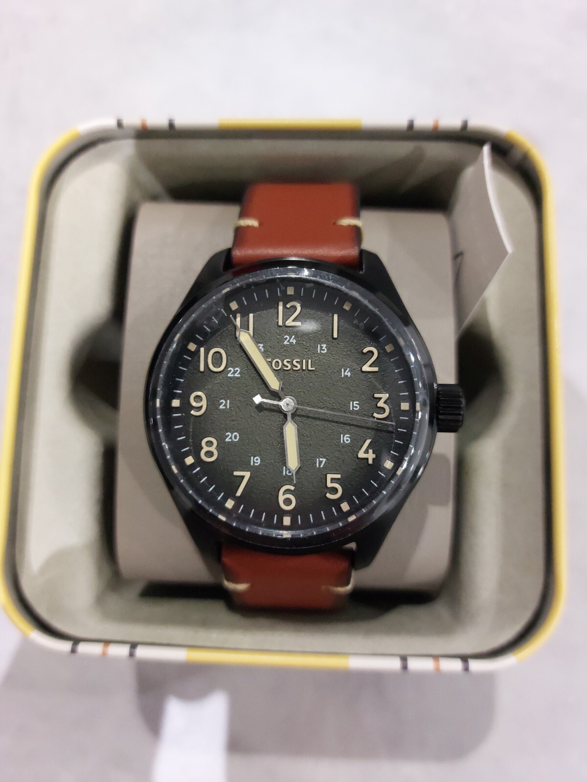 Montre Fossil Easton en cuir noir, l'accessoire idéal pour sublimer vos tenues de bureau chic