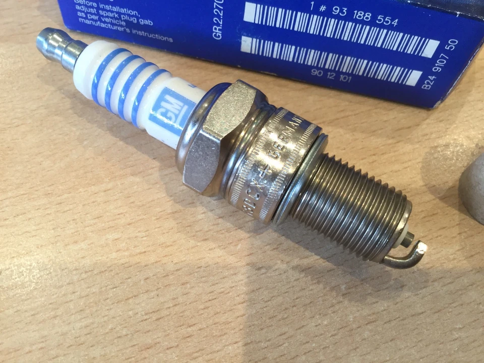 SET OF 4, GENUINE VAUXHALL BOSCH SPARK PLUGS - WR8DCX, 93188554 - Image 2 of 4