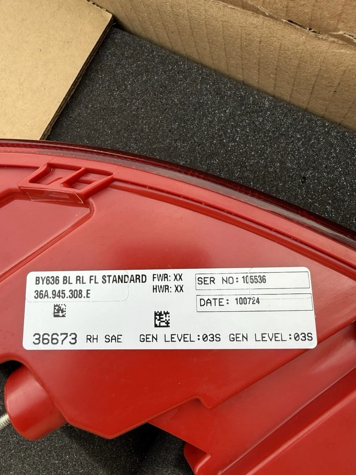 Luz de parachoques trasero derecho Bentley Bentayga 2022 Foto 3 de 4