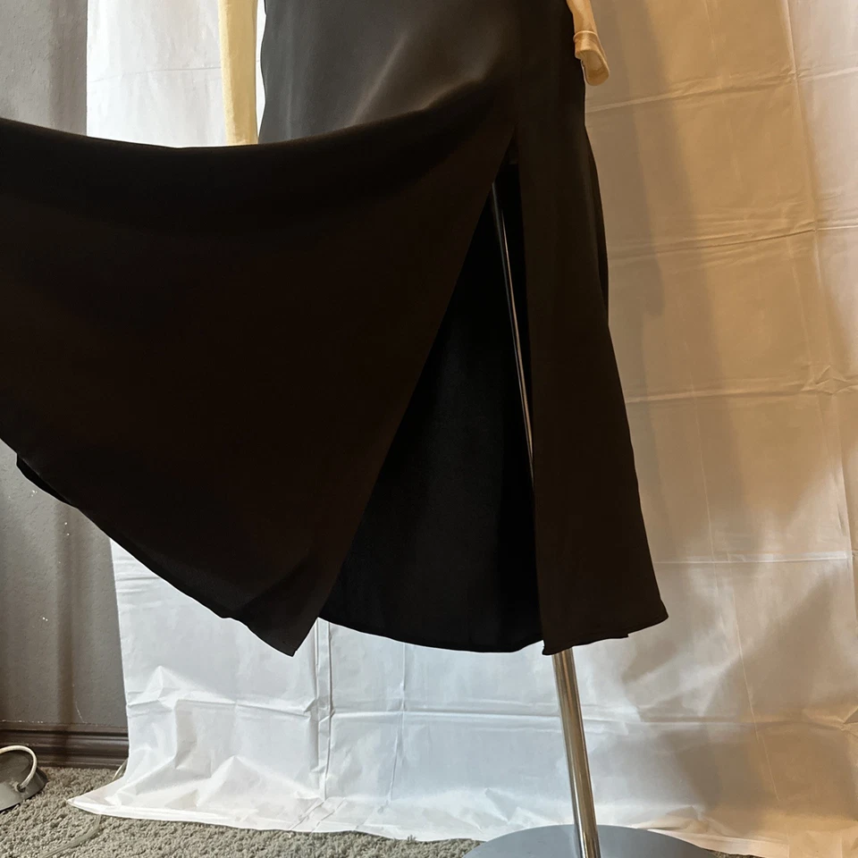 Falda para mujer Banana Republic talla 4 negra MIDI abertura delantera nueva con etiquetas precio de venta sugerido por el fabricante es de $90 Foto 2 de 4