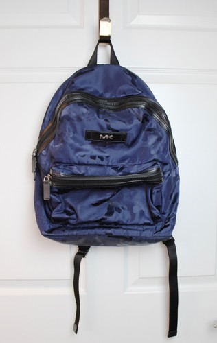 Mochila MK Michael Kors Azul Marino Estampado Camuflaje Nylon Jacquard Satinado Unisex En muy buen estado - Imagen 4 de 15