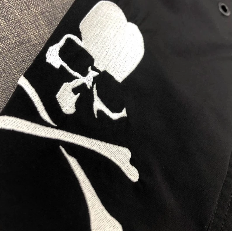 Pantalones con cordón y cremallera oscura bordados al tobillo calavera Street Mastermind para hombre Foto 4 de 4