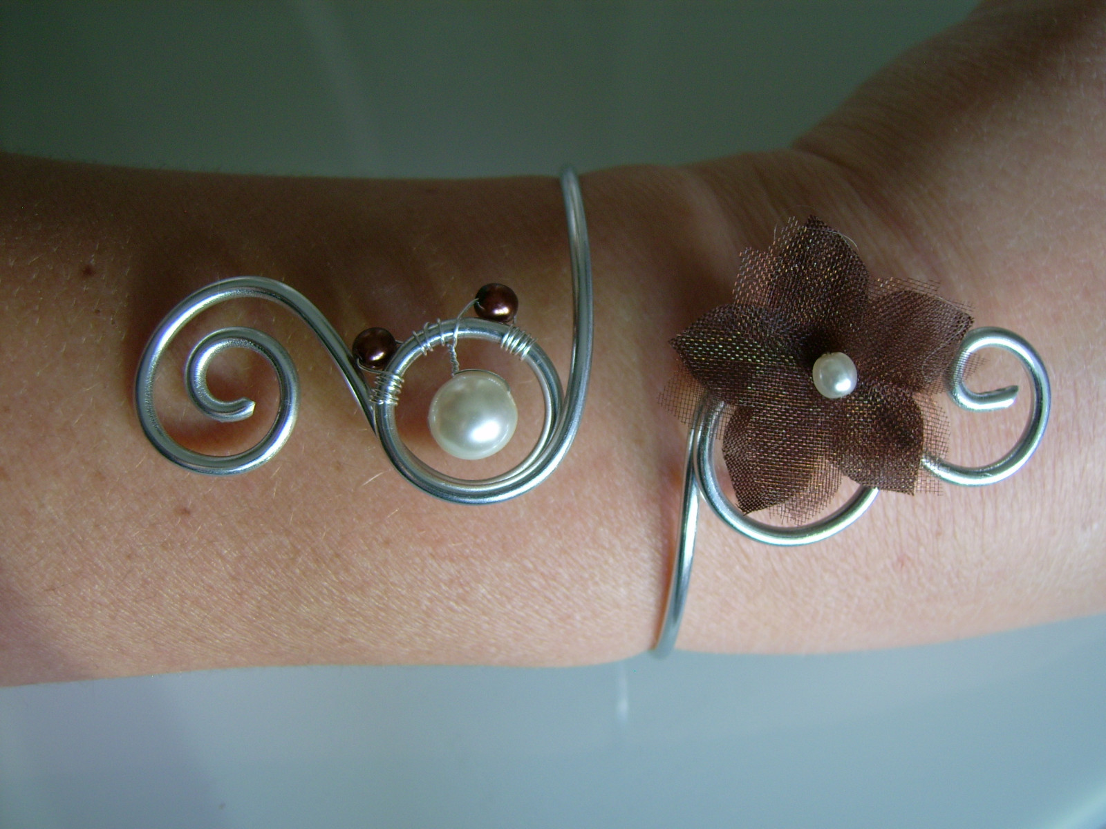 Bracelet de mariée fleuri écru et marron chocolat aux finitions haute couture