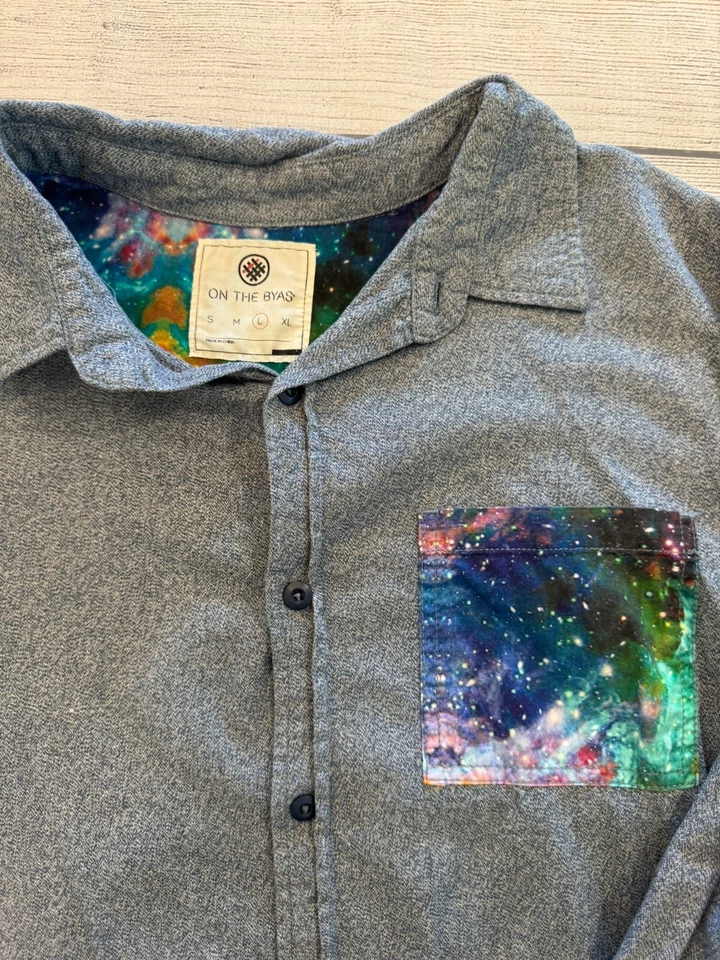 Camisa masculina On The Byas botão para baixo grande espaço bolso estrelas galáxia espaço - Imagem 2 de 4