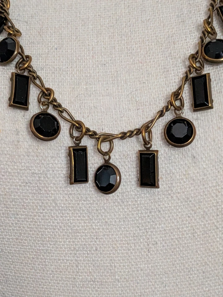 Collar vintage Sorrelli años 70 bisel de vidrio negro cuentas dijes tono bronce 40 pulgadas Foto 3 de 4
