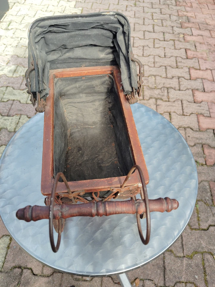 ANCIEN LANDAU DE POUPEE ANTIQUE  -  bois - cuir - fer - - Photo 2/4