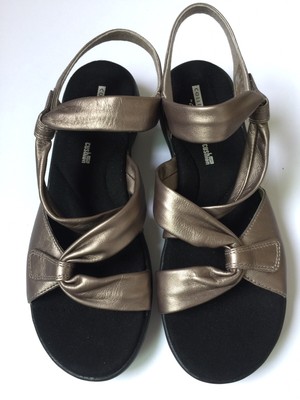 clarks soft cushion flip flops