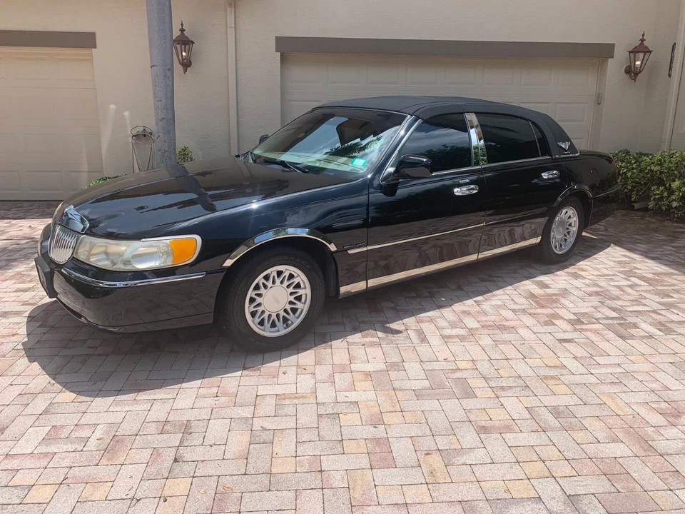 Lincoln Town Car 2000  - Image 2 of 4