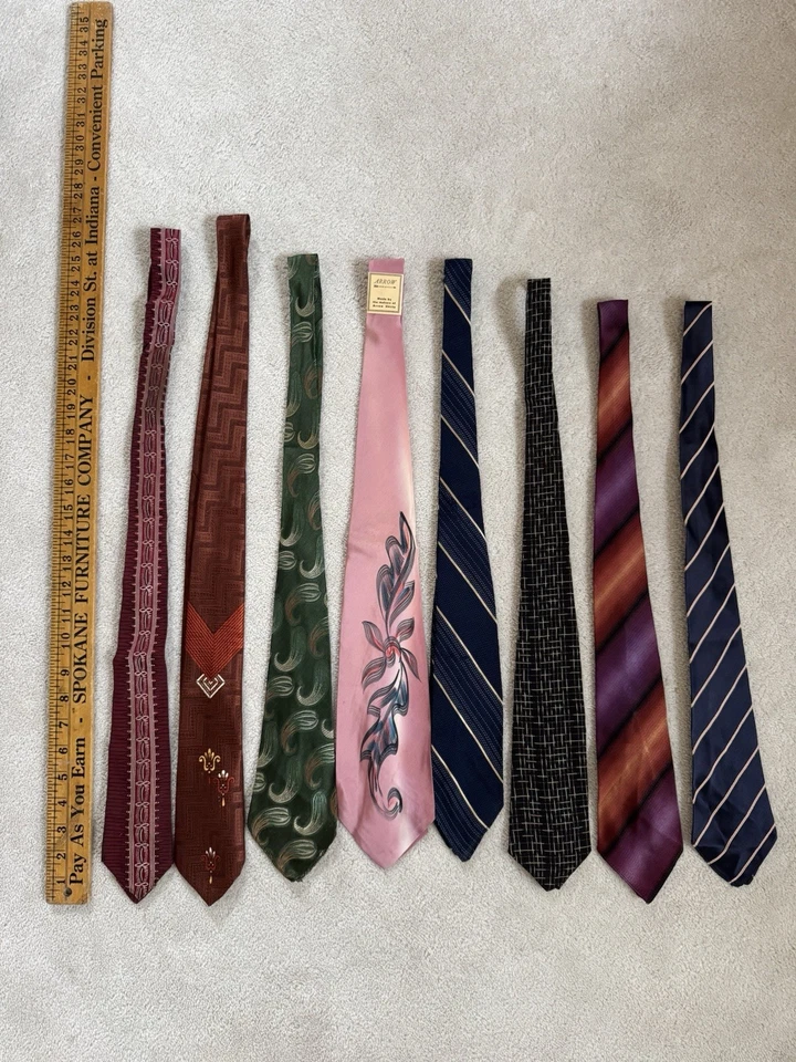 Lote de gravatas 1930-50 contagem oito, pintadas à mão, novas com etiquetas, desgaste menstrual - Imagem 2 de 4