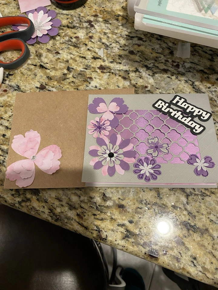 Tarjeta de cumpleaños troquelada de metal con sobre de rejilla de celosía floral púrpura Foto 3 de 3