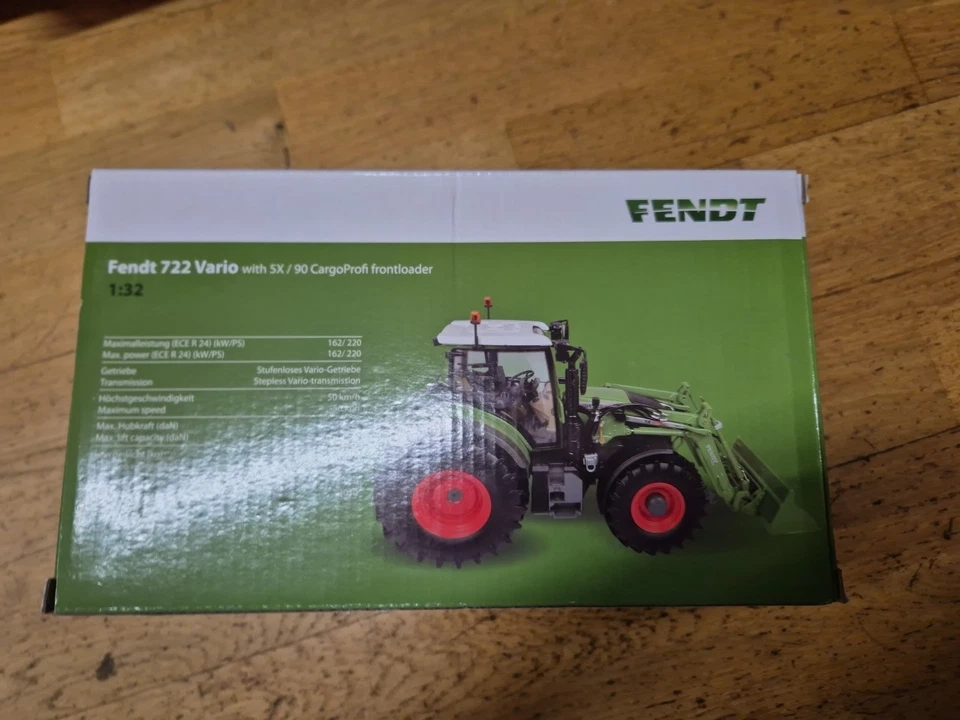 Universal Hobbies UH4975 Fendt 722 Vario with 5x/90 CargoProfi FrontLoader model - Image 4 of 4