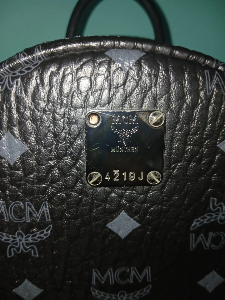 MCM 黑色 Visetos 涂层帆布小号 Stark 铆钉背包 "阅读说明" — 第 2/4 张图片