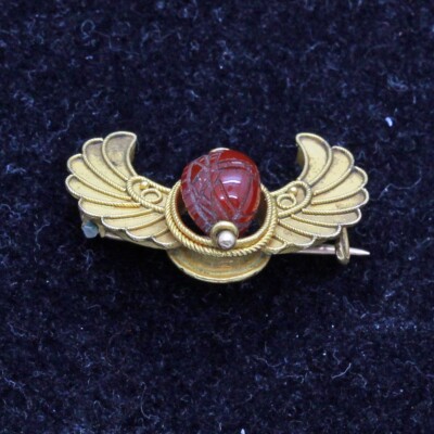 Ce scarabée cornaline, conservé dans la collection MET (DP142836), est