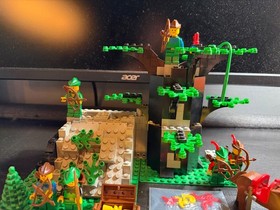 LEGO 6066 Castle Forestmen CAMOUFLAGED OUTPOST Near Complete With Manual *READ*