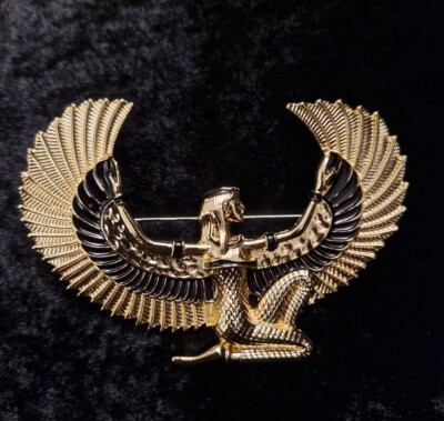 Große Göttin Isis - geflügelte ägyptische Brosche - 8,4 cm - Goldton - Art Deco Stil