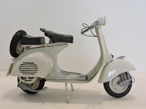 1:6 NewRay Vespa Scooter Deadpool 2-Seater Mini Vehicle Collectible 31CM - Picture 2 of 11