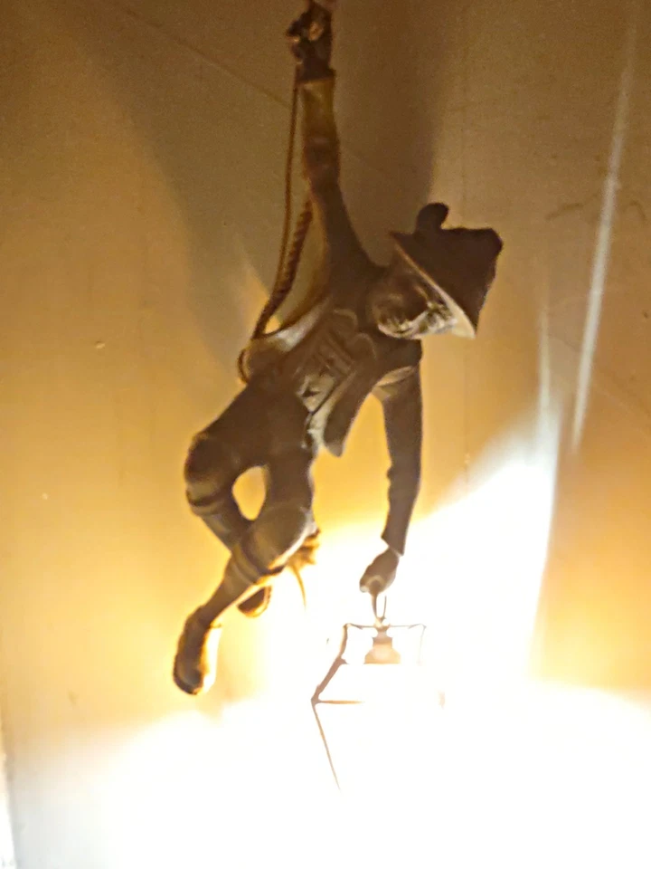 Figura de escalador alemán grande tallada en madera con linterna iluminada y cuerda Foto 3 de 4