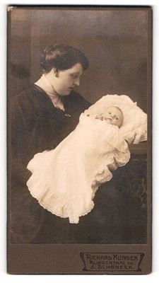 Photograph Richard Klinger, Klingenthal I. S., proud mother with her child in  