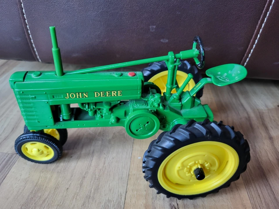 Set Of 3 ERTL John Deere Tractors 1:32 Scale - Image 2 of 4