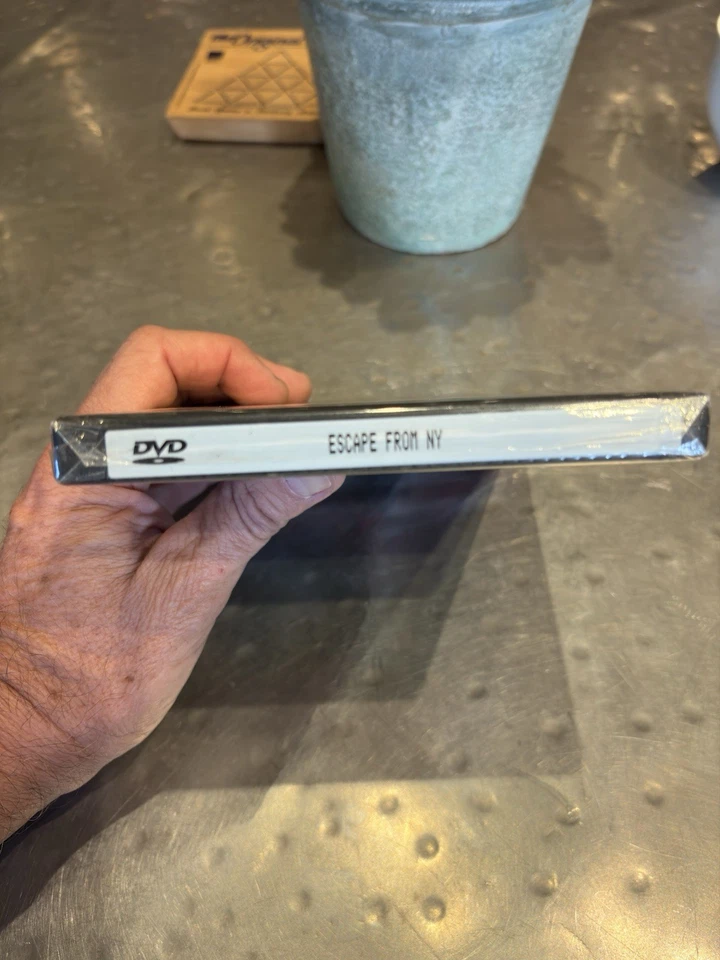 Escape From New York DVD 1981 Kurt Russell, Adrienne Barbeau, Isaac Hayes - Epic - Image 3 of 4