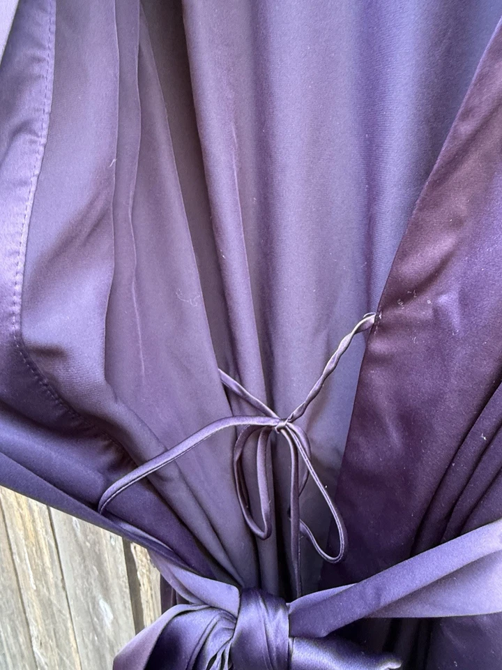 Bata larga sedosa púrpura profundo Natori para mujer talla extra pequeña” Foto 3 de 4