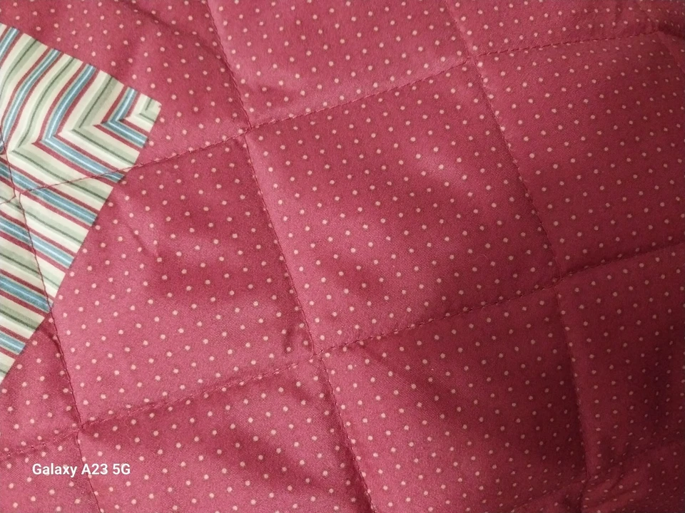 Edredón reversible Mainstays Patchwork poliéster frontal y relleno 86x90 Foto 3 de 4