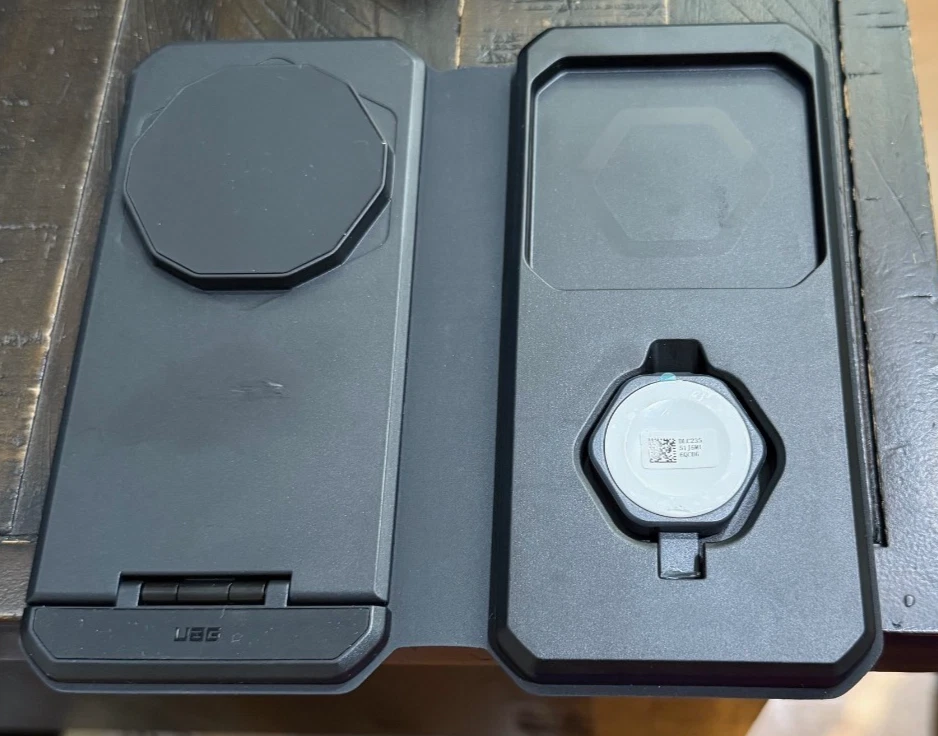 Escritorio de viaje UAG 3 en 1 MAGSAFE 15W estación de carga inalámbrica plegable - LEER DIS Foto 3 de 4