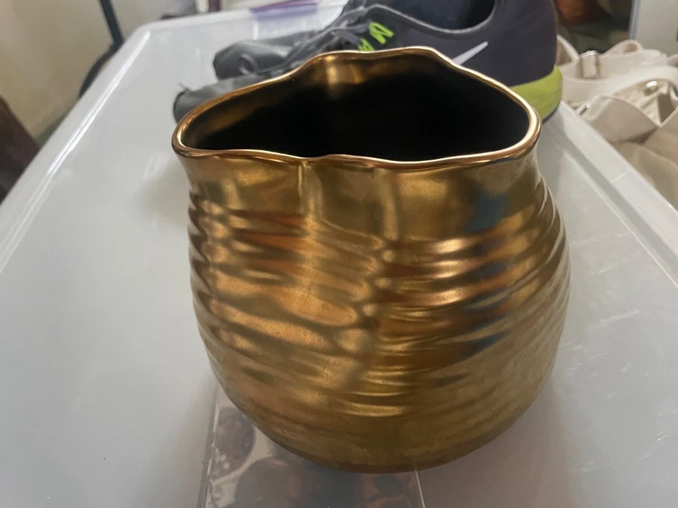 Precioso jarrón de cerámica de latón fundido West Elm 7” X 6” acanalado pintado en oro Foto 2 de 3