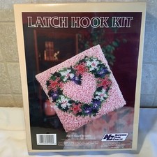 NYC Latch Hook Kit Heart Wreath P435 12" x 12" Pillow Yarn Craft- New
