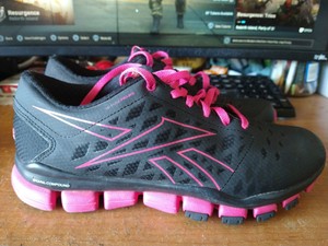 reebok negro con rosa