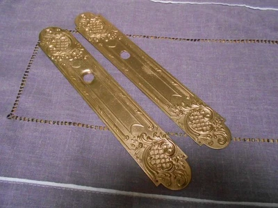 Ancienne Paire de Plaques de propreté de Porte en Laiton style Louis XV - Photo 1/4