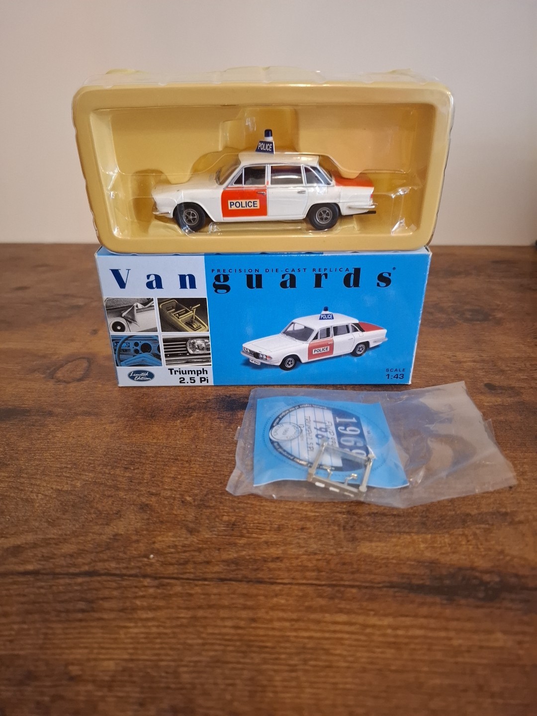Vanguards 1/43 VA08201 Triumph 2.5 PI West Mercia Constabulary - MINT