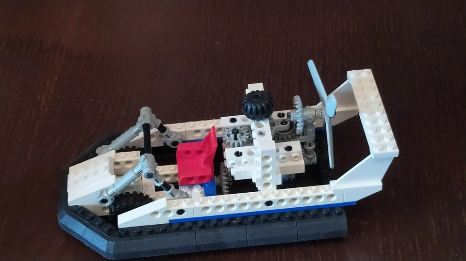 LEGO Technic 8824 Hovercraft, foto 2 di 5