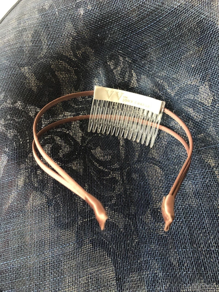 VV para John Charles Fascinator Sombrero Azul Marino y Crema con Encaje Foto 2 de 4