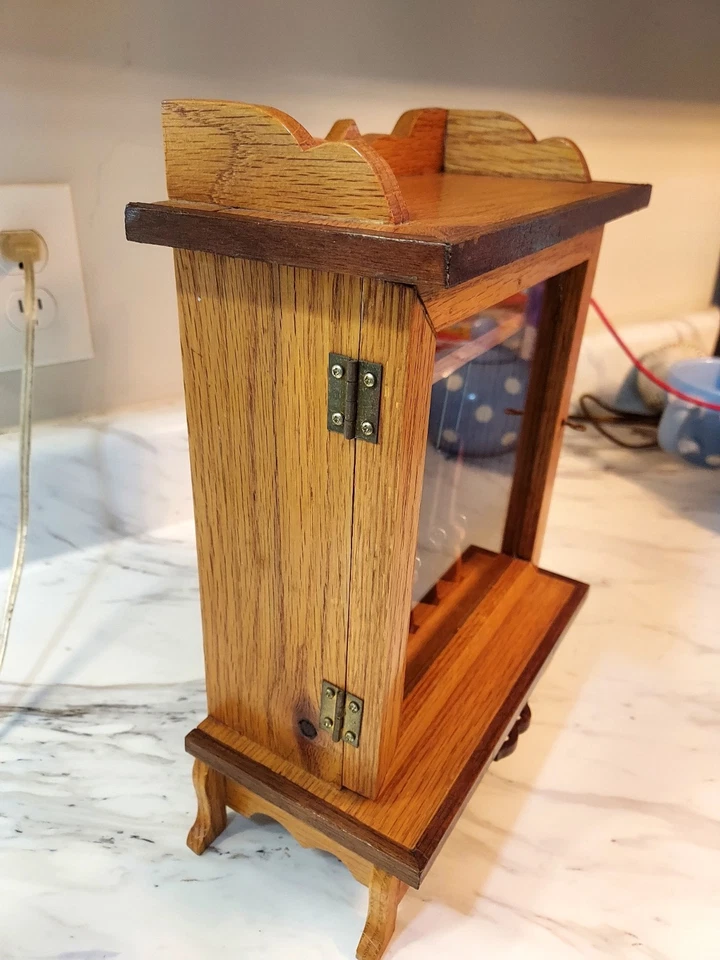 Vintage Miniature Gun Cabinet With 5 Shot Guns  13Hx9Wx5D - Image 4 of 4