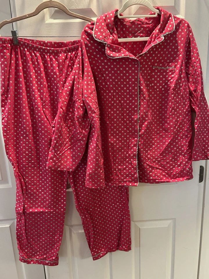 CACIQUE ~ (18-20) 2XL ~1 Bolsillo ~ Rojo con Puntos Plateados ~ Juego de Pijama de 2 Piezas ~ En muy buena condición ~ Foto 2 de 4